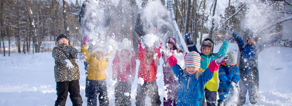 Barn som kastar snö. 