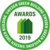Logotyp för Sweden Green Building Award 2019. Loggan består av en grön ring med ett träd i och texten Award 2019. 