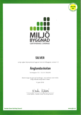 Certifikat för fastigheten Änglandaskolan. Underskrivet av Linda Kjällén, Sweden Green Buildning Council, den 11 juni 2018.
