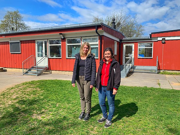 Två kvinnliga förskolepedagoger utanför Per-Andersgården