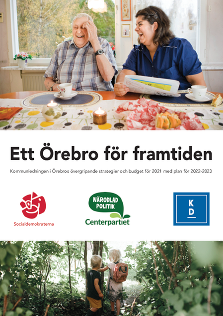 Ett Örebro för framtiden. En äldre man och en kvinna sitter vid ett bord och fikar. Två barn står i skogen. Logotyper för socialdemokraterna, Centerpartiet och Kristdemokraterna. 